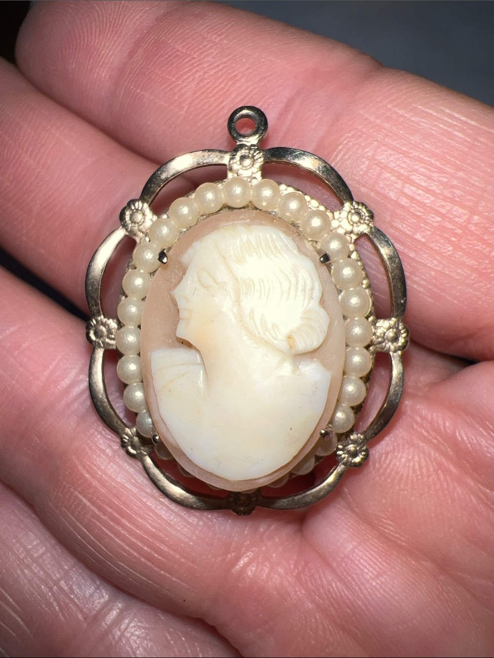 Vintage Carved Cameo Florenza pendant